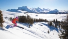 Een skiër in de poedersneeuw in Banff.
